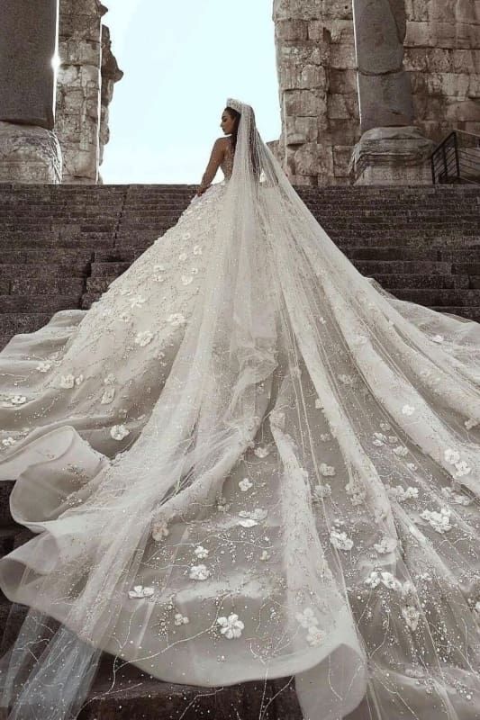 35 Timeless Wedding Dresses Still Love in 20 Years 5 Glamorous Mermaid and Trumpet Silhouettes 1