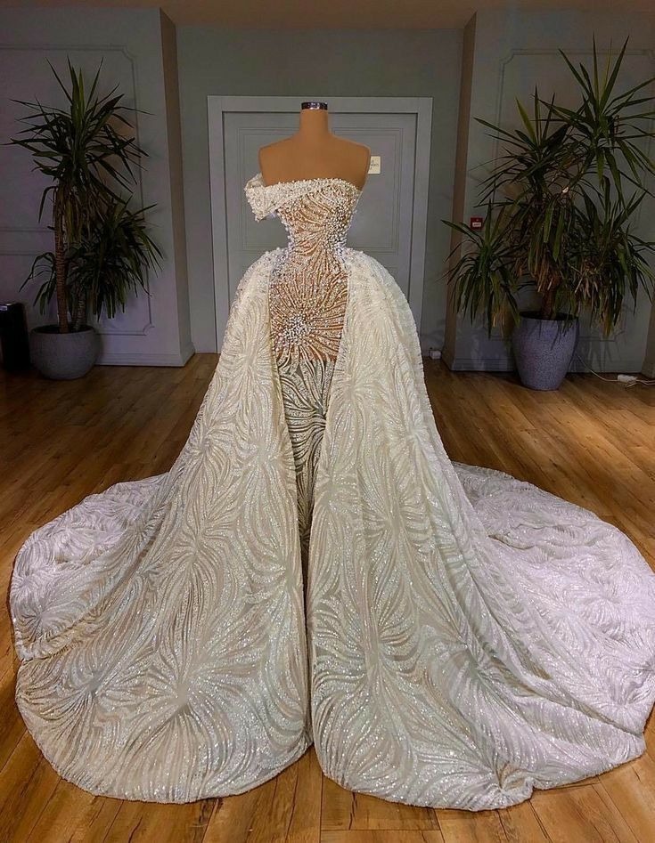 maßgeschneidertes Brautkleid online entwerfen und nach Maß bestellen
